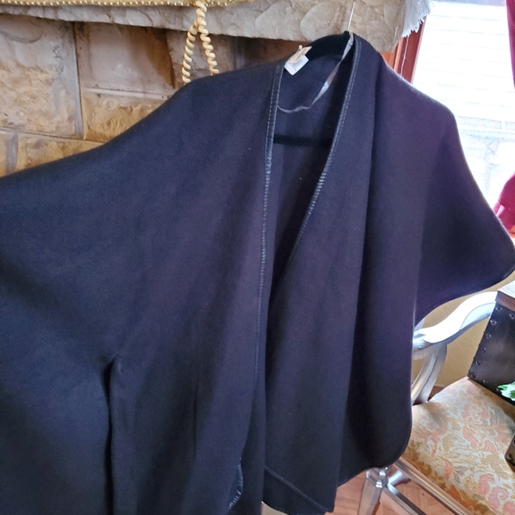 Black with faux leather trim belt poncho shawl 2xl or 3xl - Picture 6 of 10